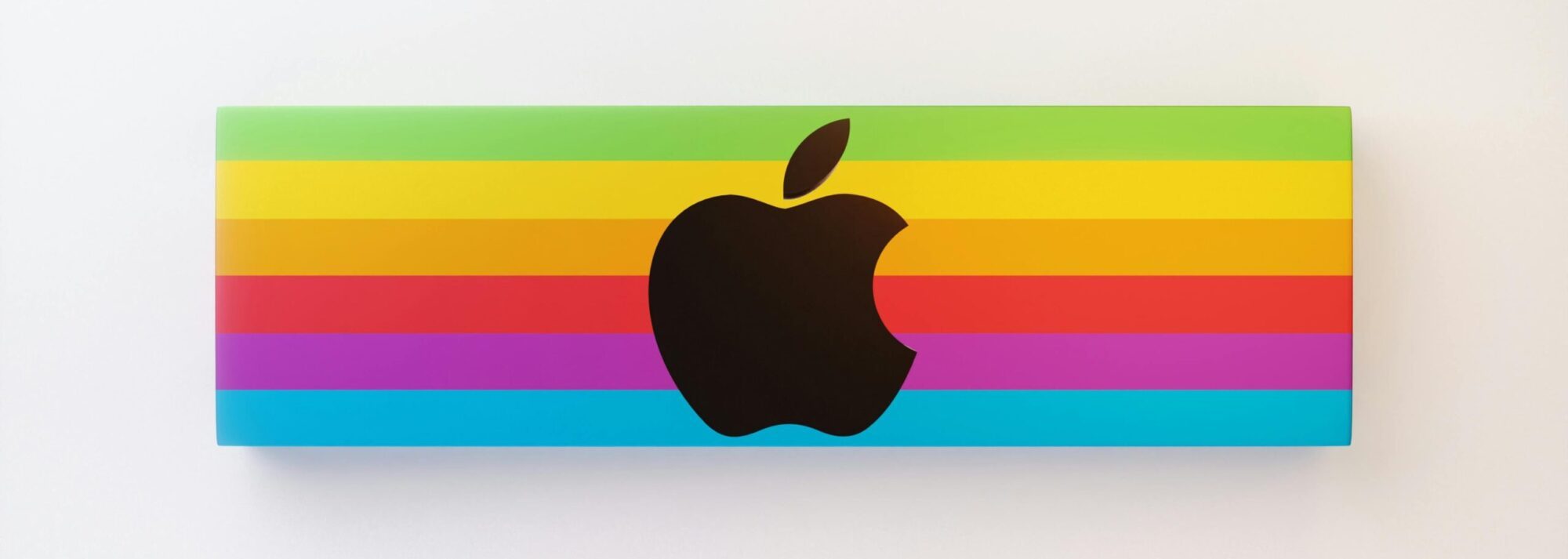 logo apple na tle tęczy